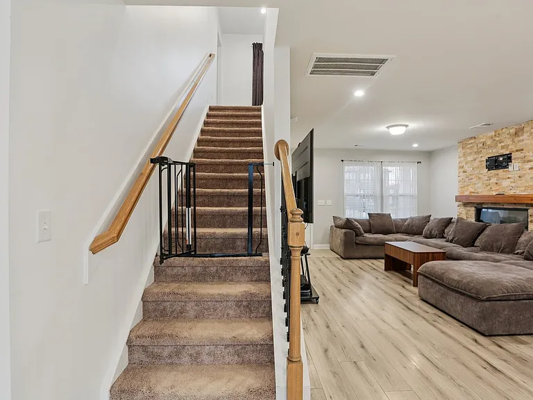 207 Mount Royal Ct — Photo 19