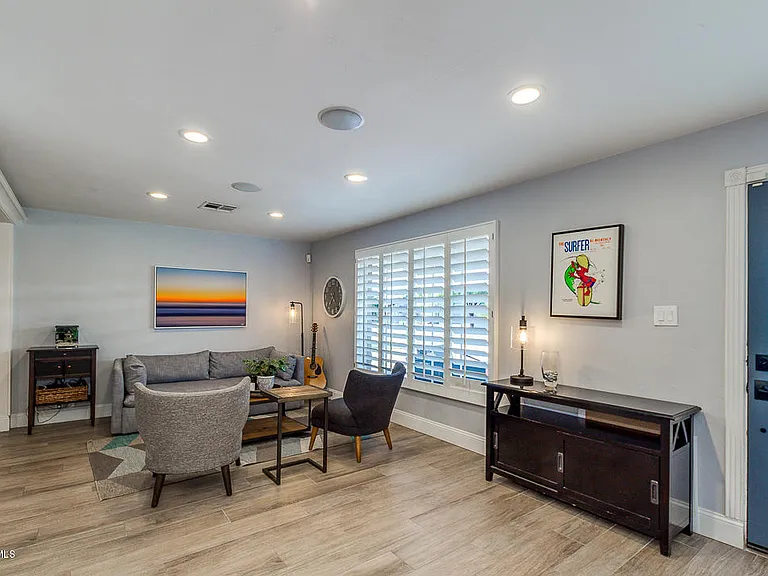 4113 E Minnezona Ave — Photo 4