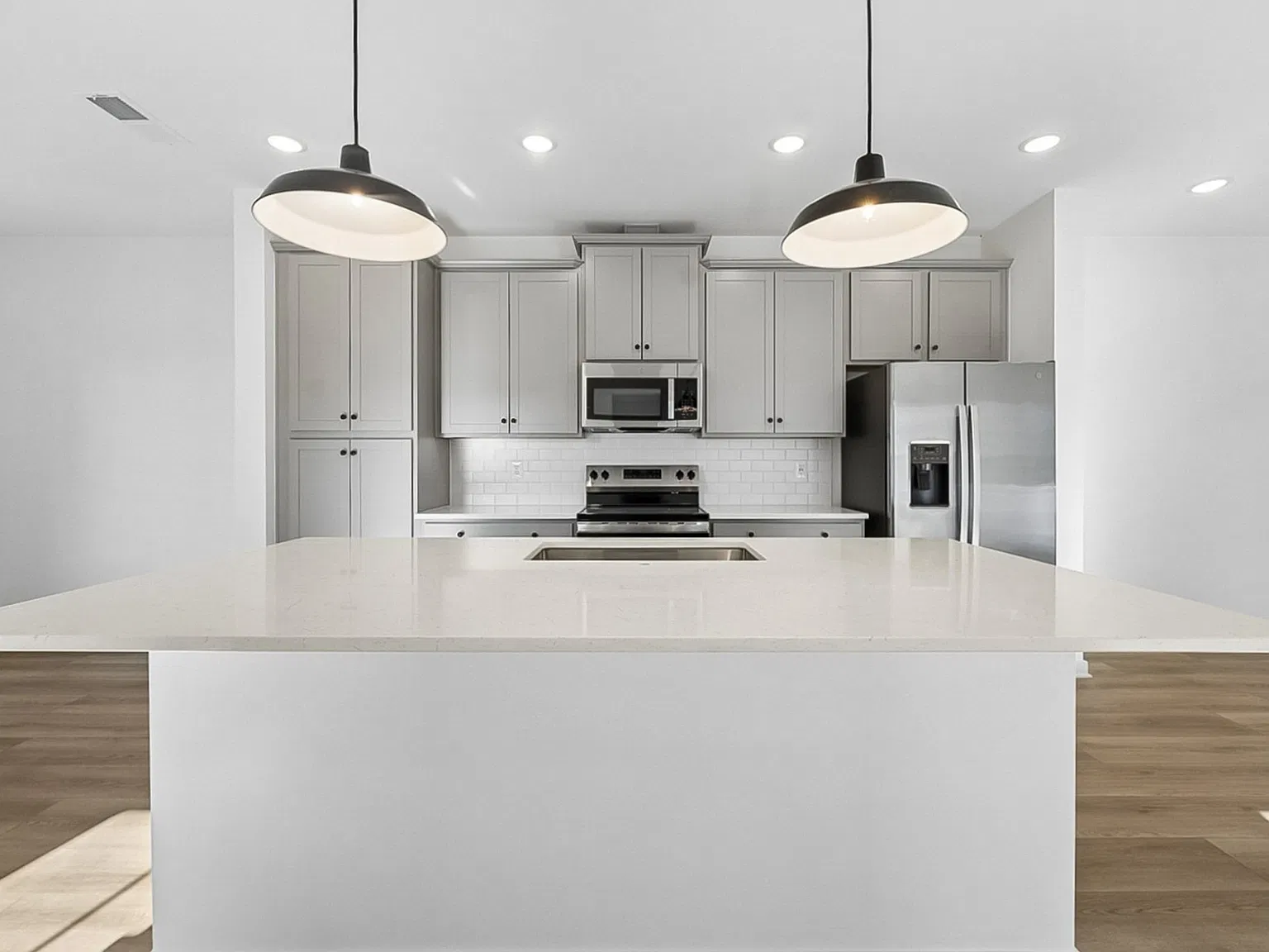 3 bed, 1927 sqft, $2,395 — Photo 2