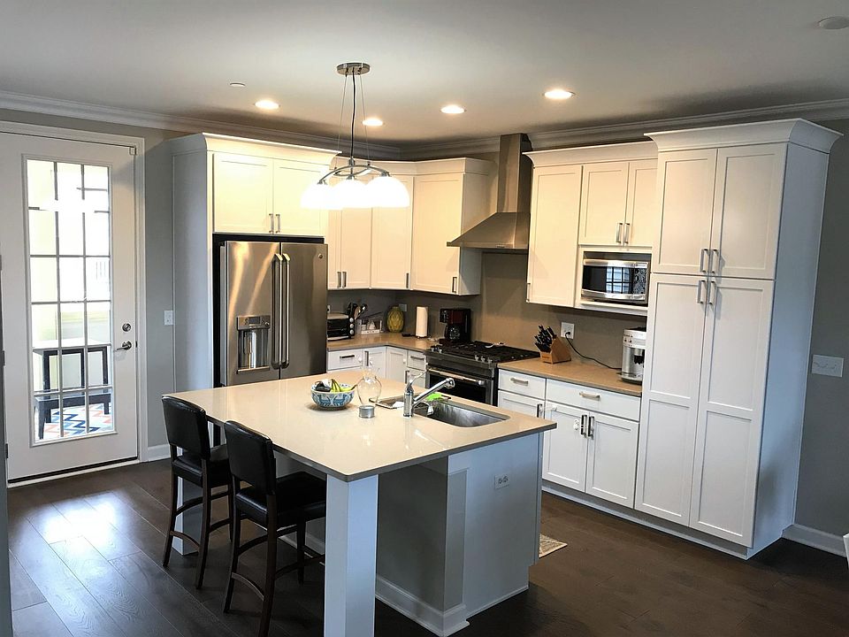 Gourmet Kitchen w/ upgraded everything