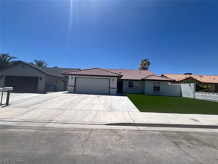 5645 W Katie Ave — Photo 2