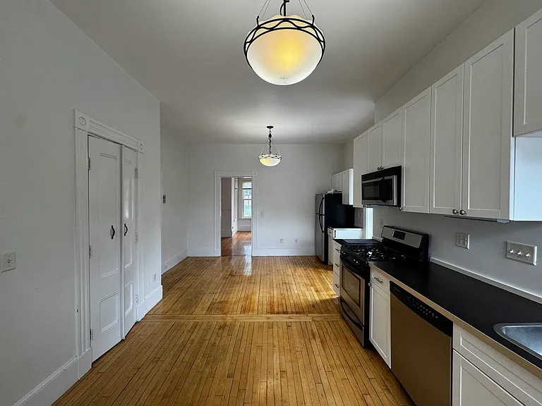 Laurel St — Photo 2