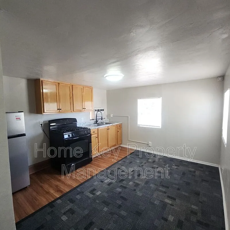 1 bed, 1.0 bath, 250 sqft, $900 — Photo 1