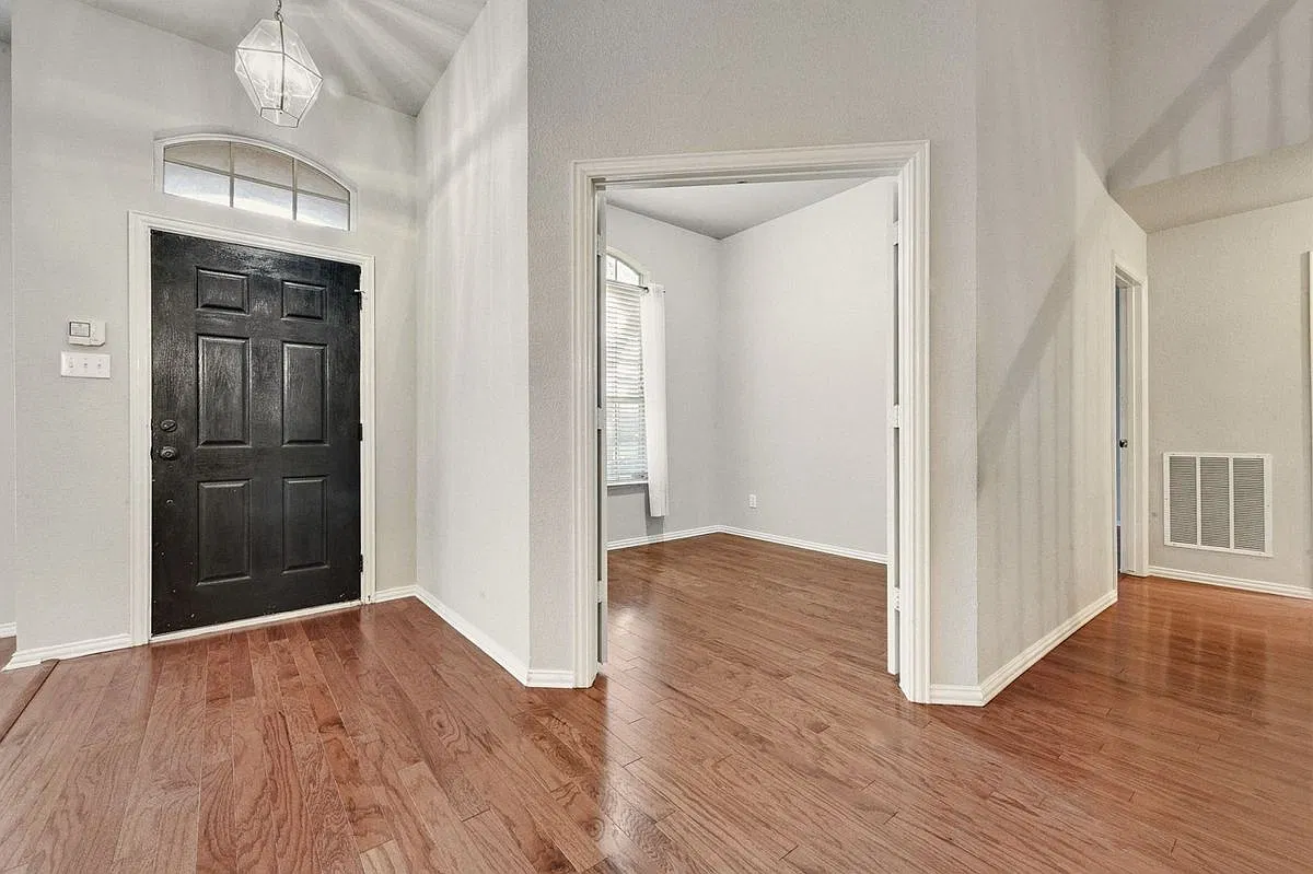 3 bed, 2.0 bath, 2418 sqft, $2,700 — Photo 2