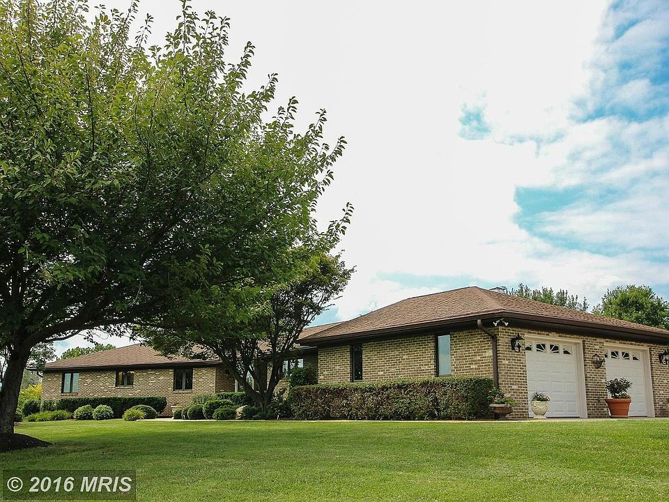 One-level living,10 acres with total 4 car garage!