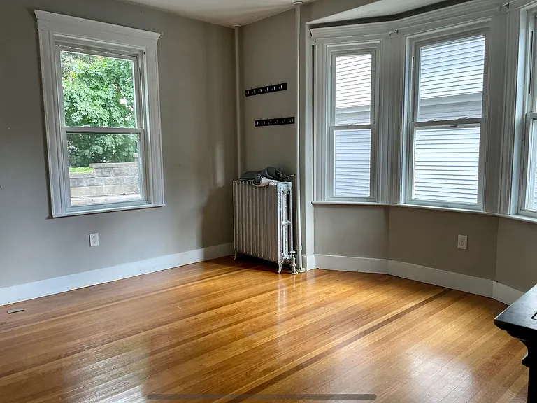 136 Brooks St — Photo 10