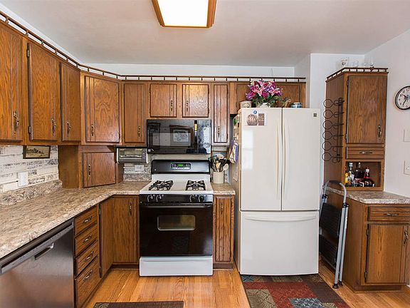 5th image of 288 E Gilbert Dr