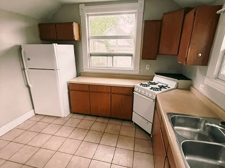 608 Bates St SE — Photo 3