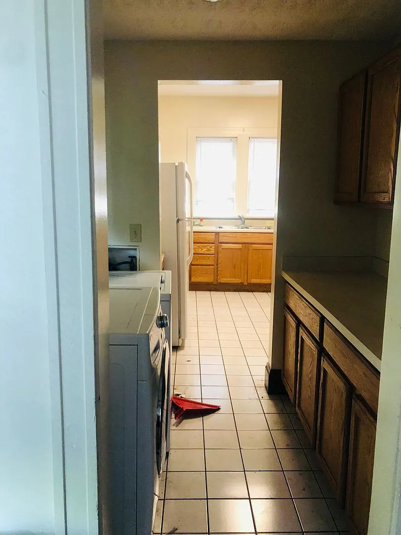Large House W/ Off-Street Parking & 3 Bathrooms! — Photo 4