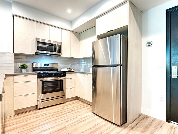 4th image of 338 N Mariposa Ave #402