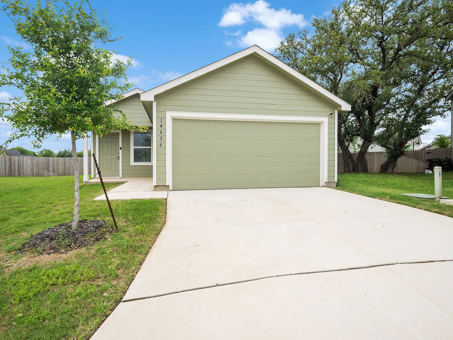Bright 4-Bed Home with Fenced Yard and Community Pool 14636 Cregg Mill Dr, San Antonio — Photo 2