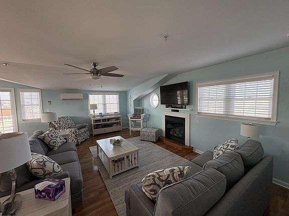 5th image of 844 Brighton Pl #2