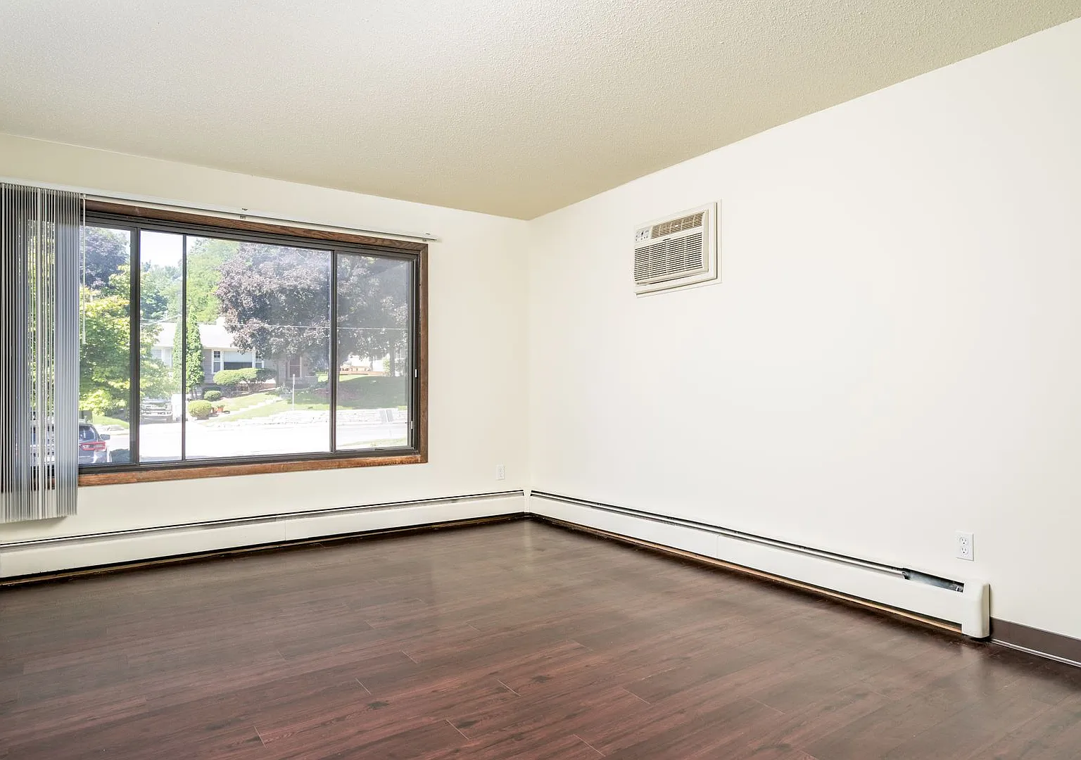 Xerxes Manor Apartments — Photo 2