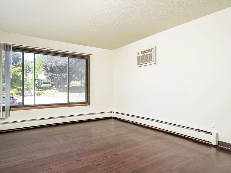 Xerxes Manor Apartments — Photo 24