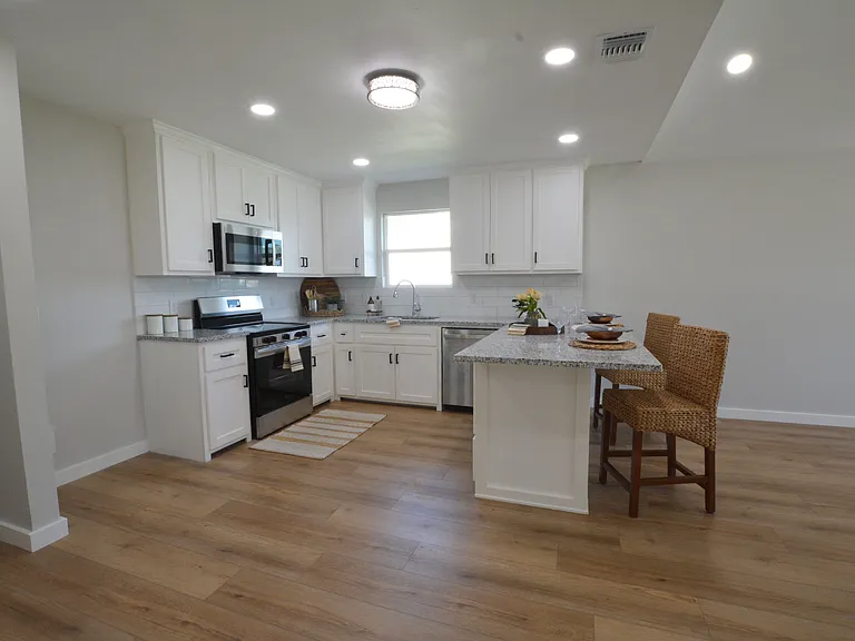421 Valerie St — Photo 4