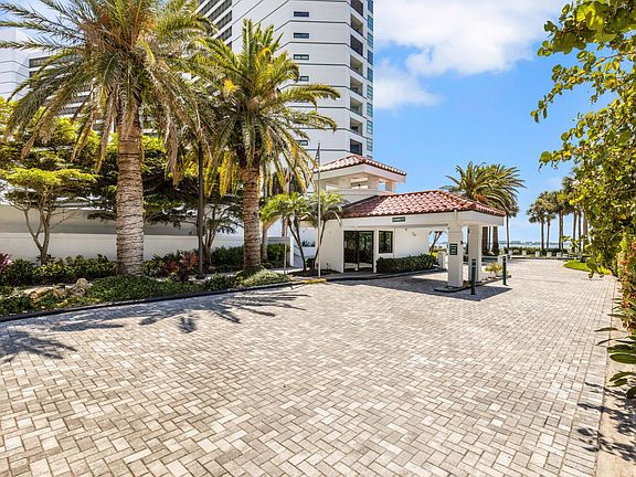 3rd image of 988 Boulevard Of The Arts