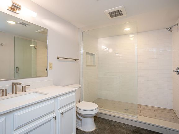 3rd image of 3100 Banks St #306