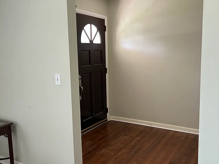 1605 Crest Dr — Photo 5