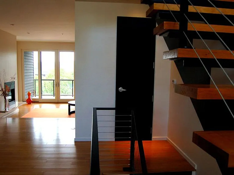 210 SW Seymour Ct — Photo 3