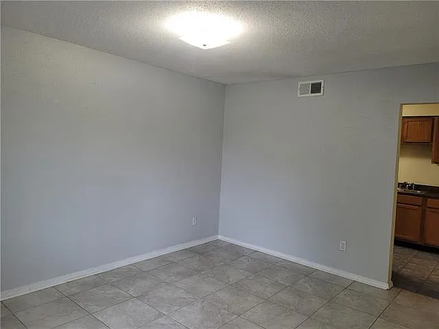 312 W Esplanade Ave — Photo 3