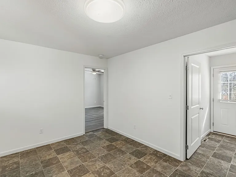 2100 Paris Rd — Photo 12