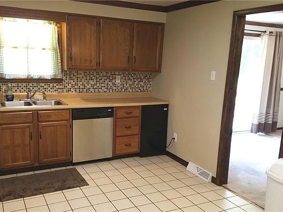 4th image of 1054 Seneca Ln