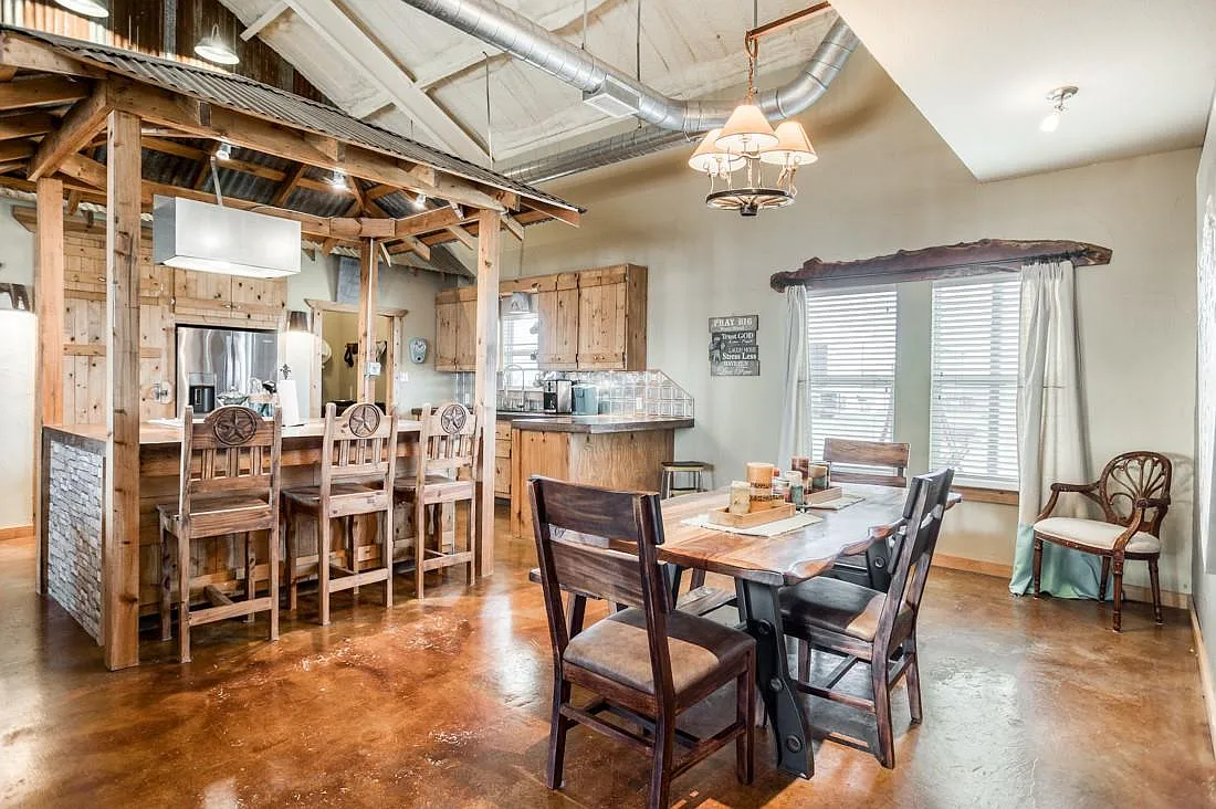 3 bed, 4320 sqft, $4,800 — Photo 3
