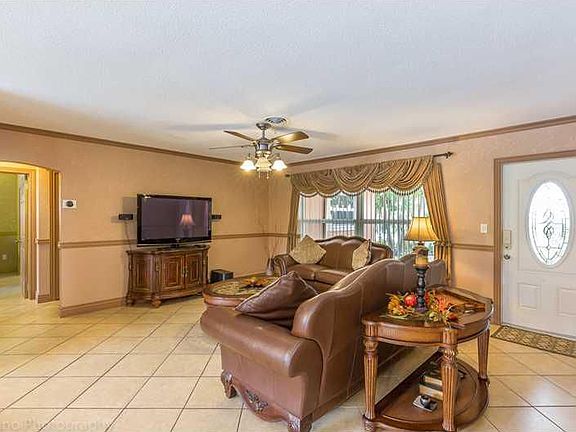 5th image of 940 SE 10th Ct