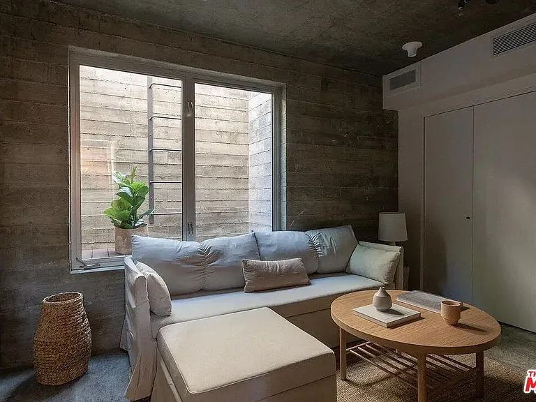8870 Wonderland Ave — Photo 21