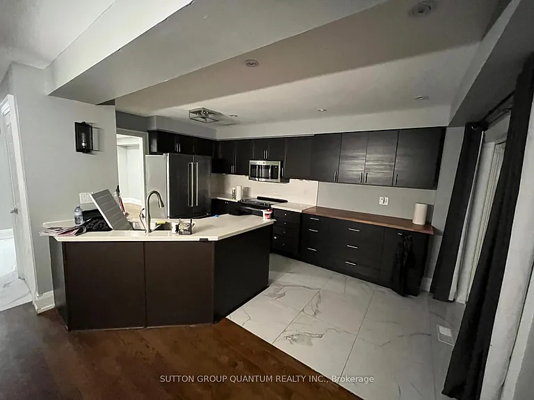135 Mowat Cres — Photo 13