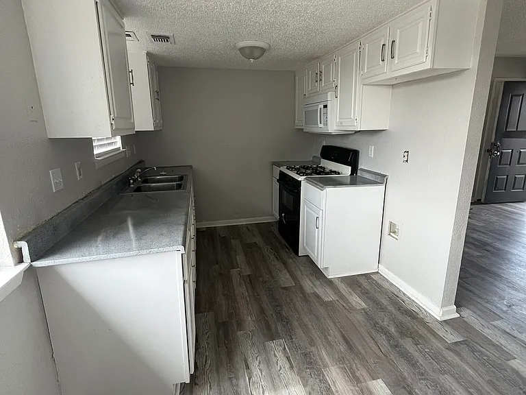 327 Sunrise Ave #12 — Photo 4