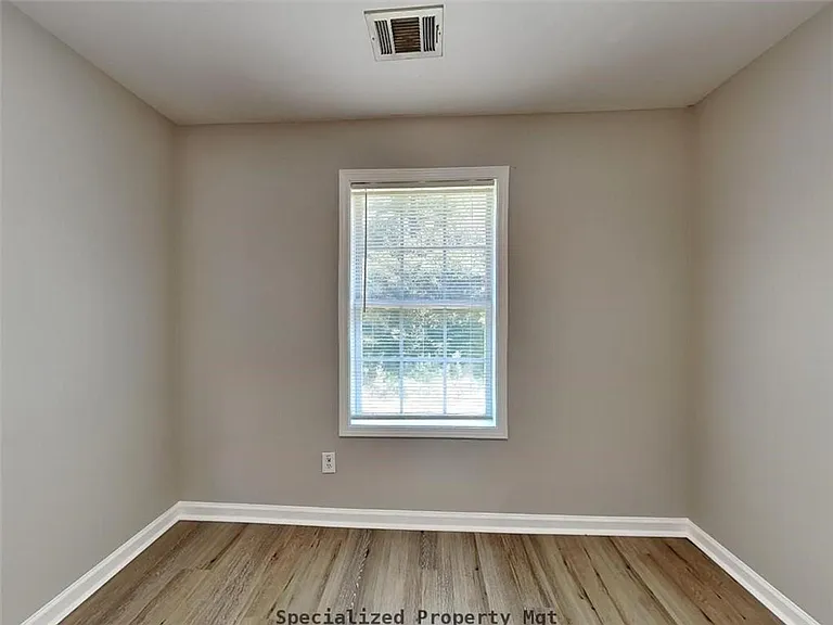 Maple Place Apartments — Photo 11