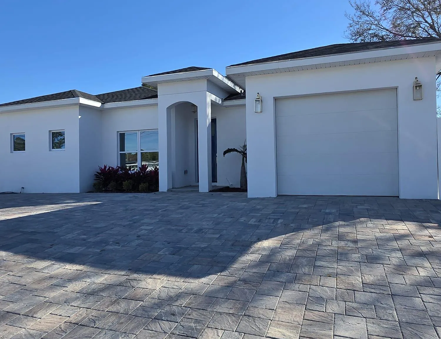 4 bed, 2.0 bath, 2500 sqft, $1,027 — Photo 2