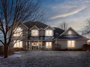 N54W16763 Ravenwood Dr, Menomonee Falls, WI 53051