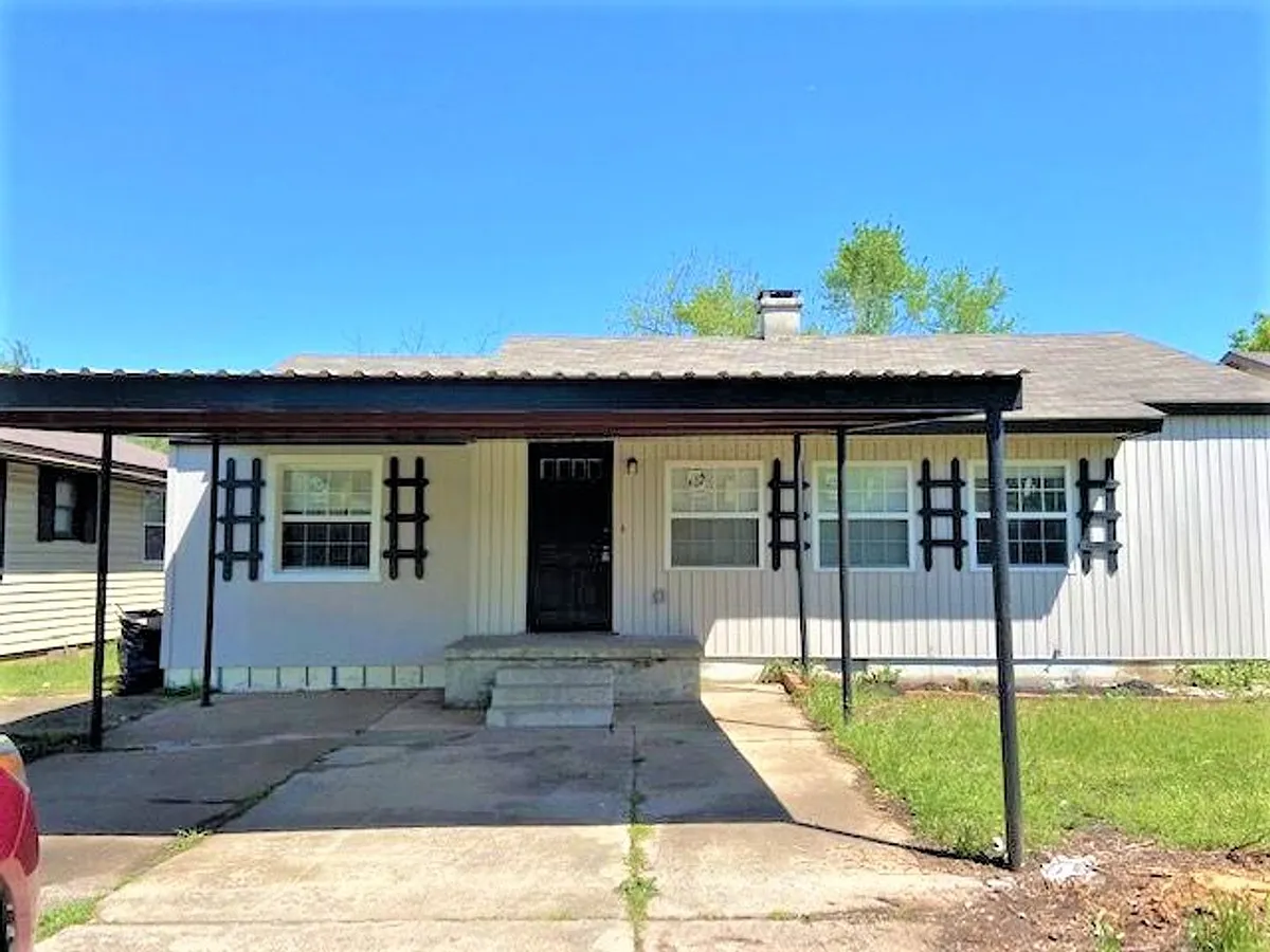 Building Photo - 2329 Mustang St