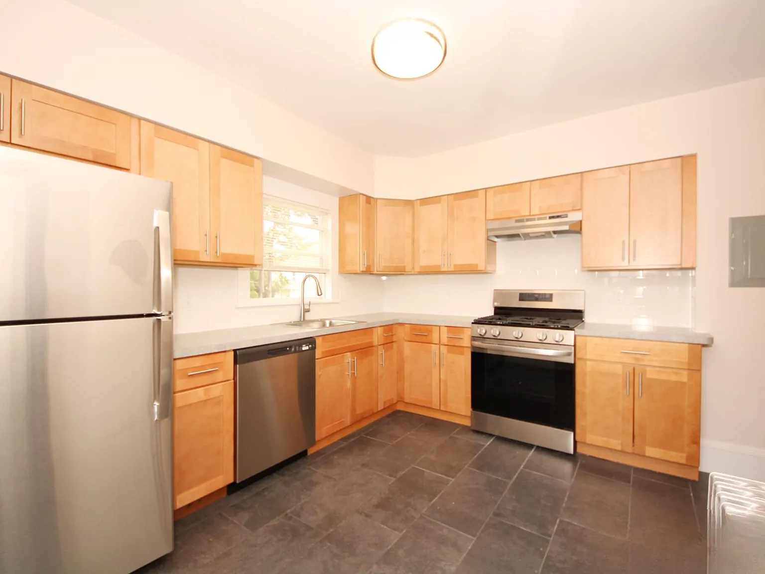 4 bed, 1600 sqft, $3,100 — Photo 1
