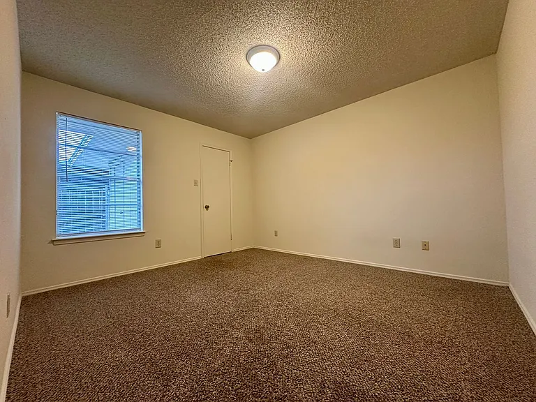 1404 Chapel Ridge Rd — Photo 9