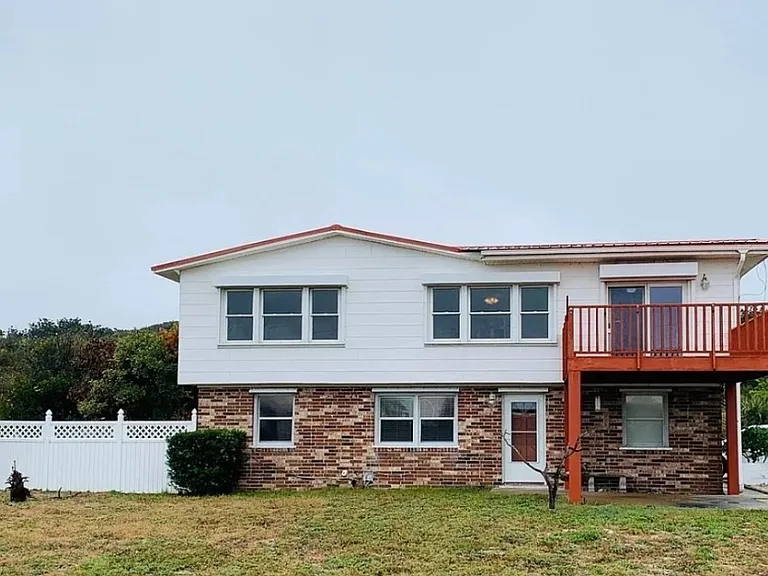 2830 Jefferson Ave — Photo 2