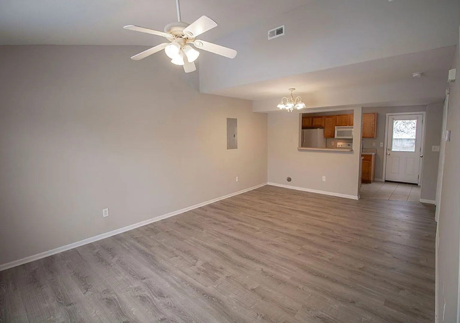 Large 4 bedroom Duplex — Photo 3