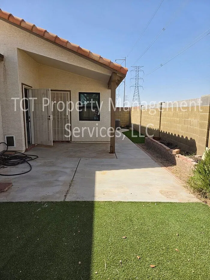 3 bed, 2.0 bath, 1465 sqft, $2,100 — Photo 3