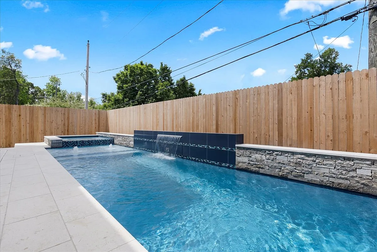 5 bed, 5.5 bath, 5575 sqft, $40,000 — Photo 2