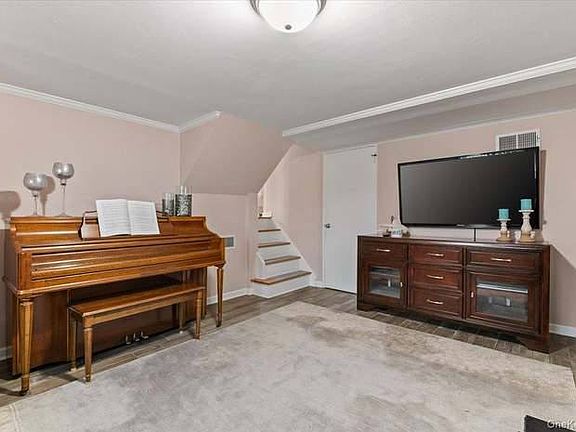 2nd image of 10 Peter Rd Floor 1