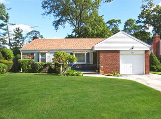 1058 Chestnut St, Valley Stream, NY 11580