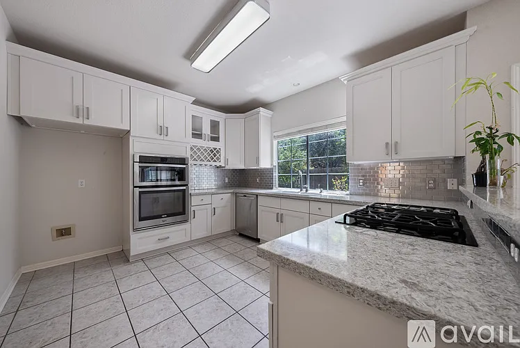 2421 Falcon Dr — Photo 2