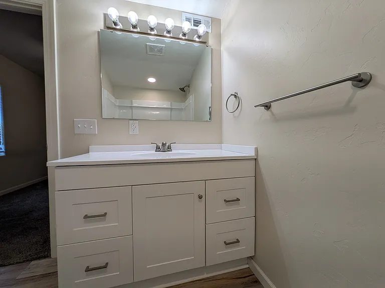 924 E Walnut St — Photo 16