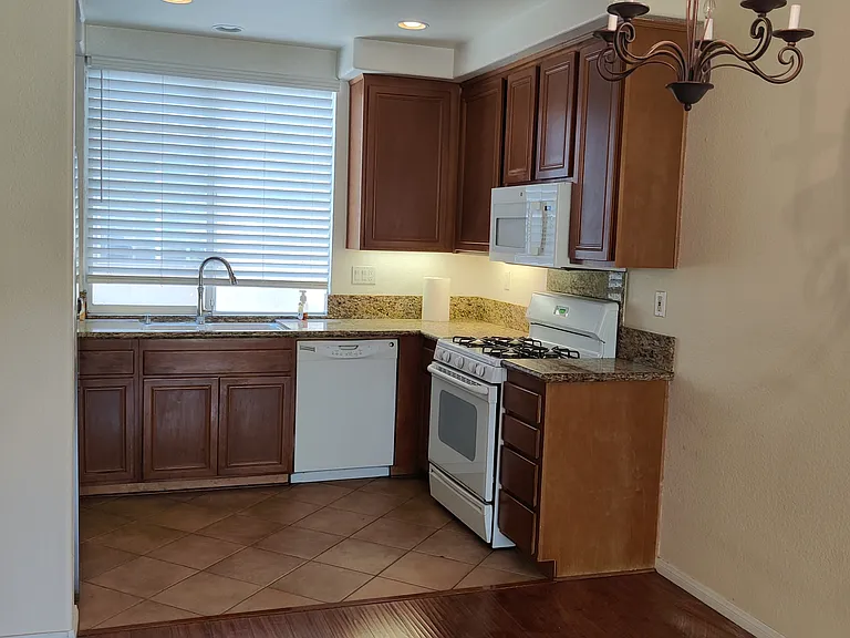 853 Almond Rd — Photo 3