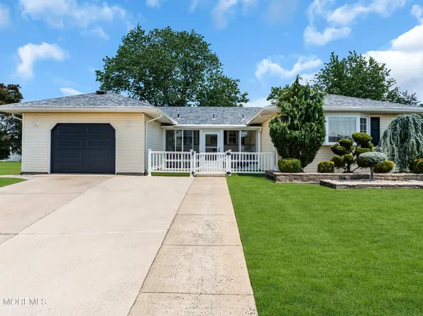 13 Canaries Court, Toms River, NJ 08757