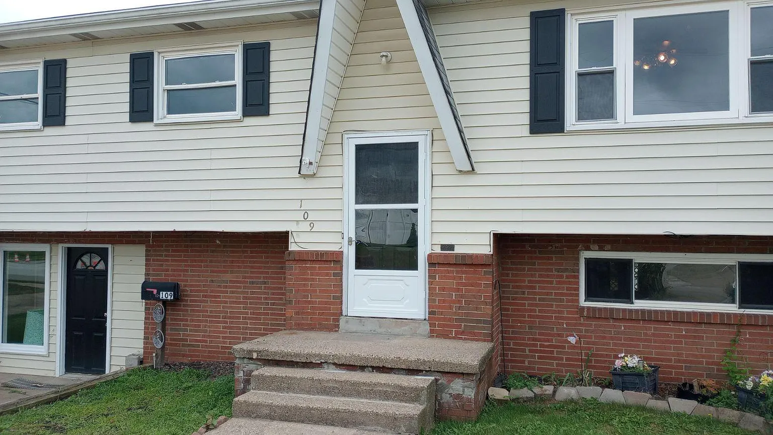 109 Murphy Ave photo 1