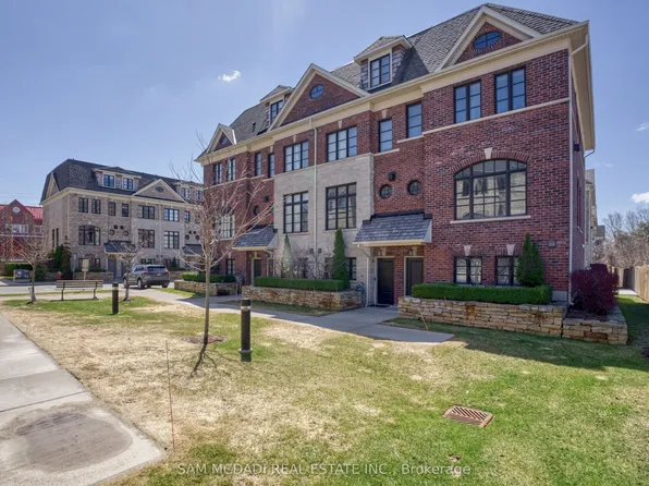 2029 Queensborough Gate, Mississauga, ON L5M 0Y1