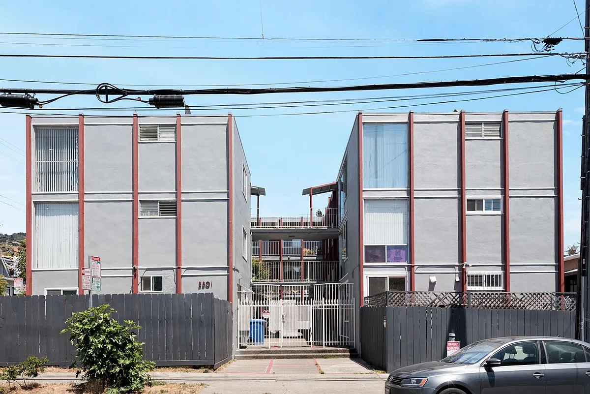 Building Photo - College Ave